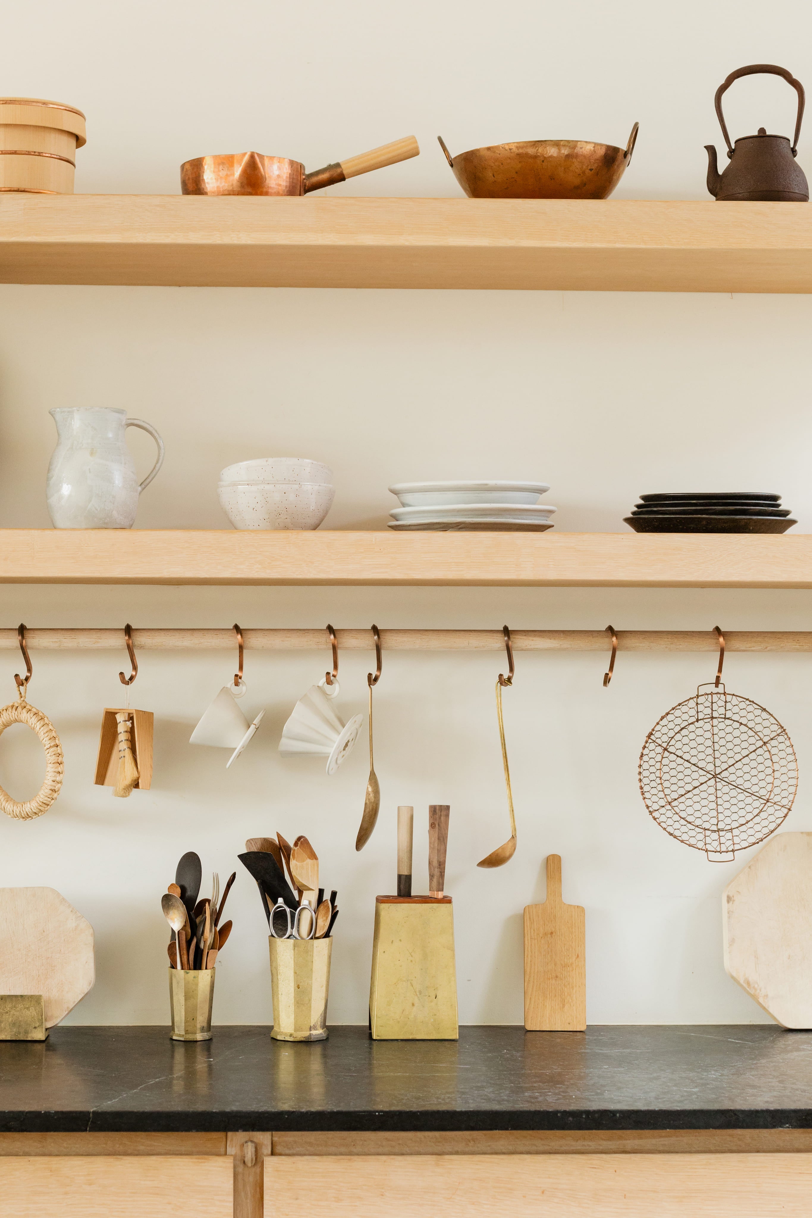 beautiful-kitchen-utensils-in-bright-wooden-kitchen - La Fabrique à Malices